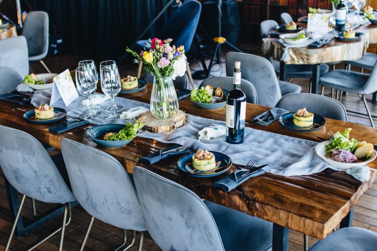 El valor por persona de cocktail + banqueteria + barra libre