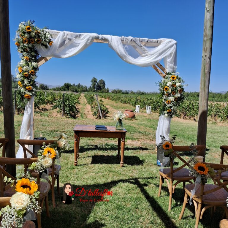Decoración floral arco, sillas y mesa.